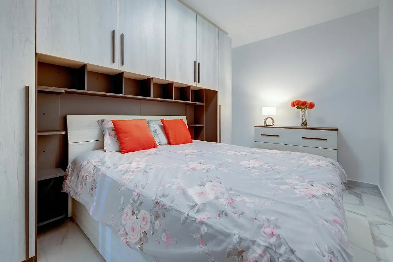 Splendid 2Br Apartment, Steps To St Georges Bay Saint Julian's